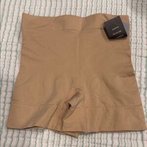 Light nude shape wear short